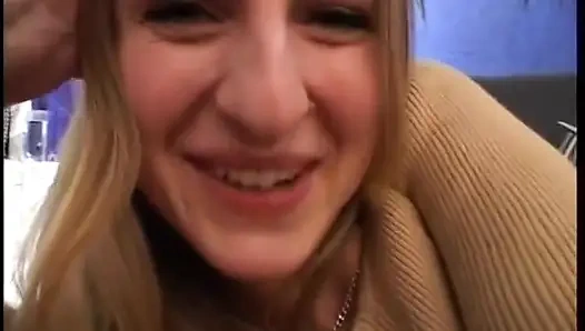 Seksi vücutlu güzel genç kız sert yarağı emiyor ve biniyor