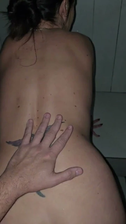 Saunada büyük yarağını emiyor ve masaj çamurunun her yerine sürtünüyor ve ona göğüslerimin her yerine döl boşaltıyorum! | Klip 1