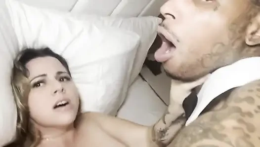 Azgın orta yaşlı seksi kadın tanrıça Jasmine Flowers büyük zenci yarağı hizmeti alıyor... Sonra yoğun bir takma yarakla uşağını parçalıyor