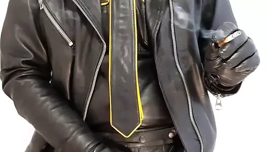 Sigara içmeyi ve deri içinde mastürbasyon yapmayı seviyorum