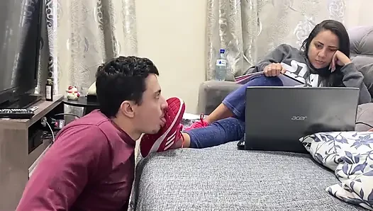 Kiffa spor ayakkabılarını yalarken ayak kölesini görmezden geliyor