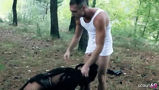 Ateşli cosplay orta yaşlı seksi kadın yoha açık havada sıkı amcığında büyük bir yarakla sikiliyor