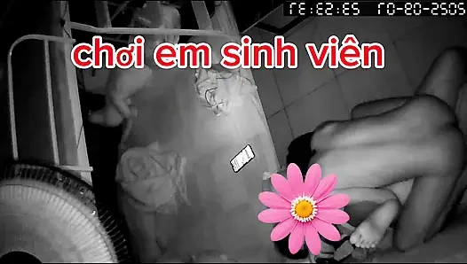 Çiftin kanepede samimi gecesi - sıcak, tutkulu anlar