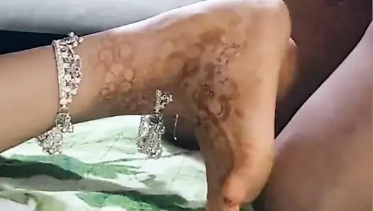 Seksi ateşli evli kadın küçük yaraklı boğa tarafından birden fazla pozisyonda sikişiyor ve çoklu orgazm oluyor