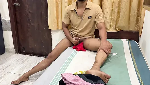 Seksi yenge flört ederek kayınbiraderi tarafından baştan çıkarıldı ve sonra bütün gece seks yaptı.