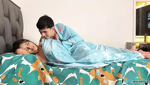 Sert yarağımla kalkıyorum ve büyük götlü latini sikiyorum