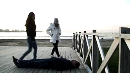 dos chicas pisandome la cara con sus nike reft