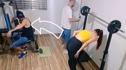 Femme trompant son mari à la salle de sport dans son dos !
