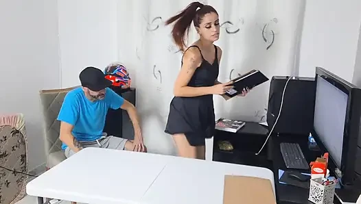Sekreter kuryeye gösteriş yapıyor!