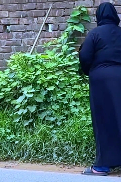 Arap ateşli üvey anne otel yatağında yoldan geldikten sonra azıyor ve büyük götünü görüyorum ve elle muameleye başlıyorum