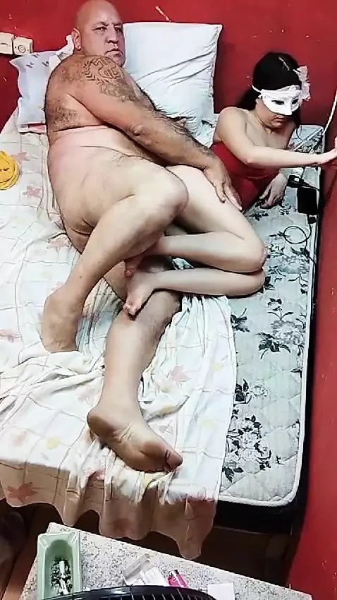 ШАЛОВЛИВАЯ ЖЕНА ЛЮБИТ ОТДАВАТЬ СВОЮ ЗАДНИЦУ ПЕРВОМУ, КТО ПРИХОДИТ С СОБОЙ