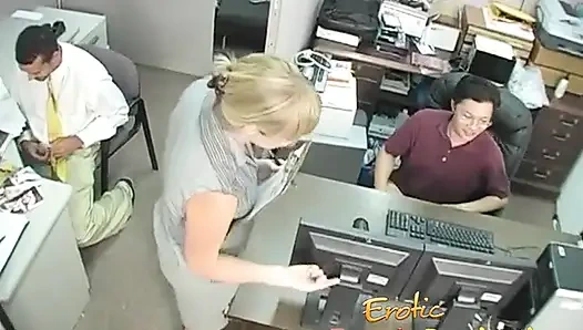 Kadın egemenliği orta yaşlı seksi kadın köle siyah yarağını sıvazladıktan sonra ayaklarına boşalıyor