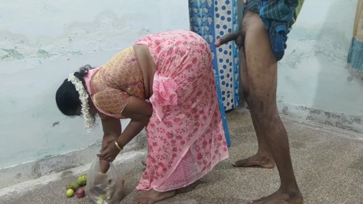 Üniversite profesörüm bir gün beni evine davet etti ve o sebze toplarken onunla seks yaptım.