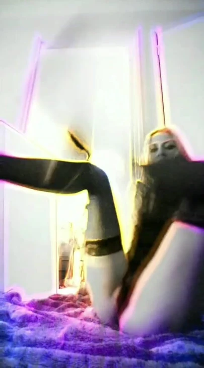 Kırık bir bacakla bile vücudumu gösteriyorum