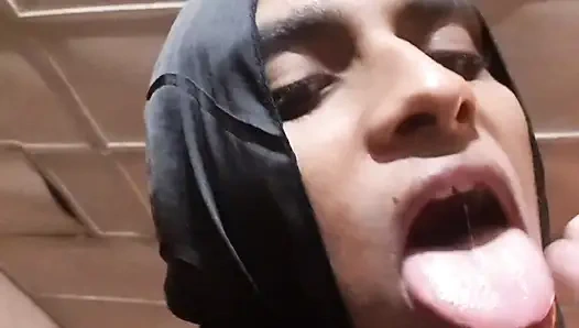 Hintli ateşli transeksüel porno izliyor ve anal parmaklıyor