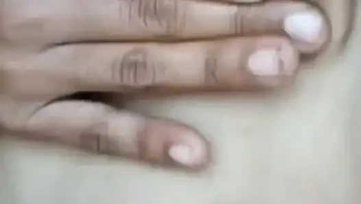 Sıkı göğüslerini sallıyor ve ıslak amcığını parmaklıyor