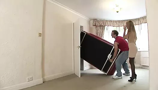 İri göğüslü hatun aynı anda iki yarağı emmek ve sikişmek istiyor