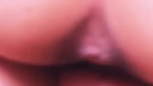 Derine biniyor ve son dökülmeye kadar yarağının üzerinde zıplıyor.