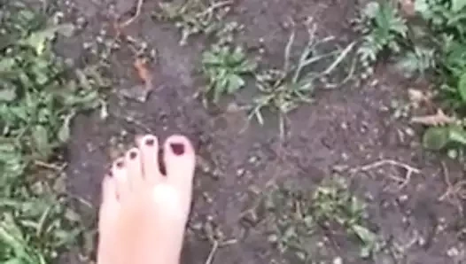 Kız çamurda yalınayak - kirli ayaklar