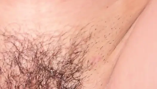 İçine boşalıp kıllı amcığını sikerek kremsi elle muamele