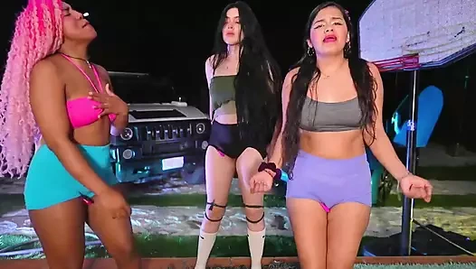 Güzel vücutlar amcıklarında dildo istiyor