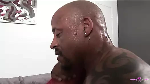 İkinci Brownie Deluxxx büyük siyah götünü büyük zenci yarağının onu sikmek istediğini ortaya çıkarıyor