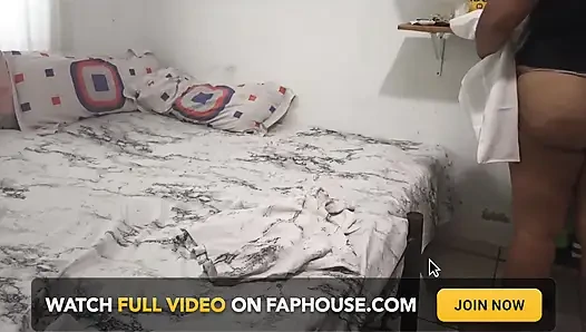 Seksi üvey anne yatak odasını tangayla temiziyor ve üvey oğlu için kendini filme alıyor