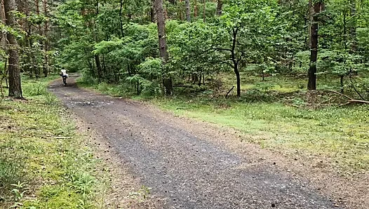 Yüksek topuklu sarışın arabada yapay penisle mastürbasyon yapıyor