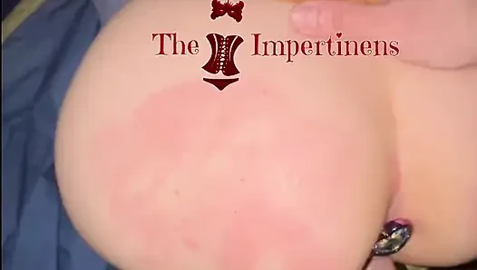 Anal tıkaçlı morgana'ya şaplak atıyor ve sikiyor