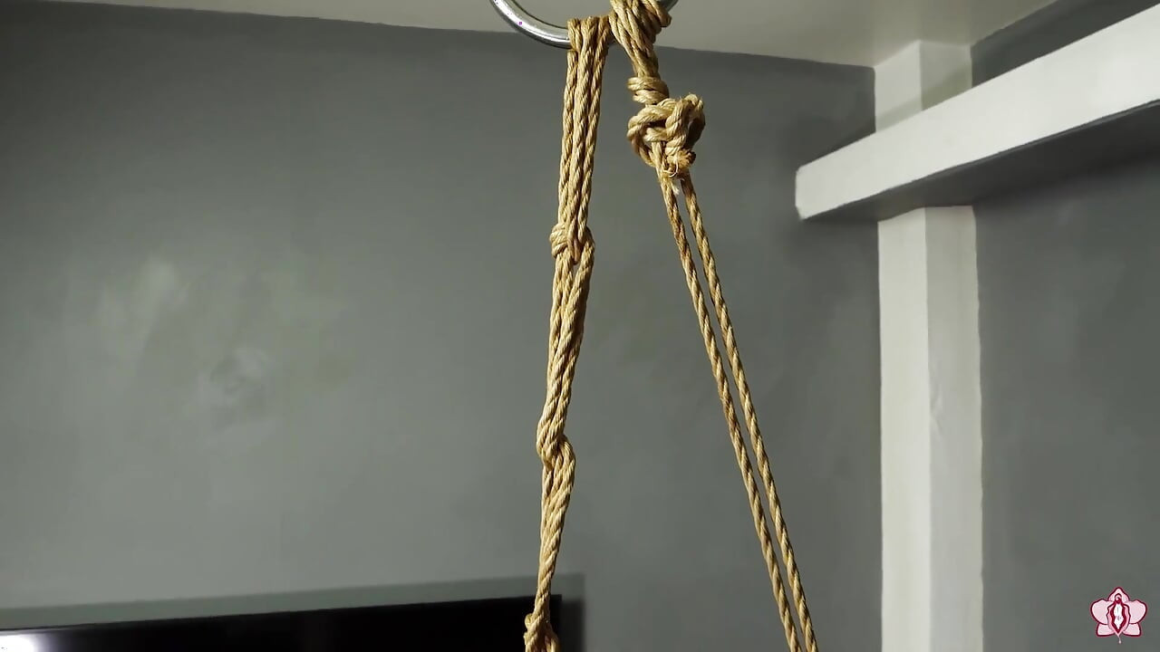 Acımasız değnek olarak askıya alınan kalçalar buck köle Mila'yı kenarda tutuyor ve reddediliyor (1080p)