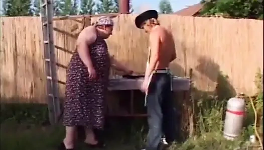 Büyük vücutlu büyük memeli orta yaşlı seksi kadın bahçede parmaklıyor... ağzına boşalma