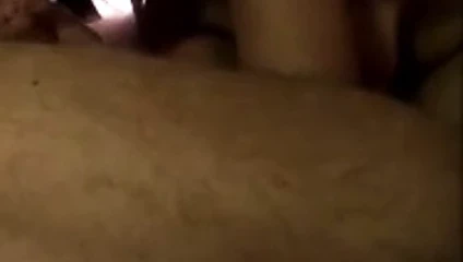 Eş darbeler beni ve sağlar beni boşalmak içinde ona ağız