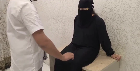 Müslüman kadınlar muayene için kliniğe geliyor doktor amını sikiyor