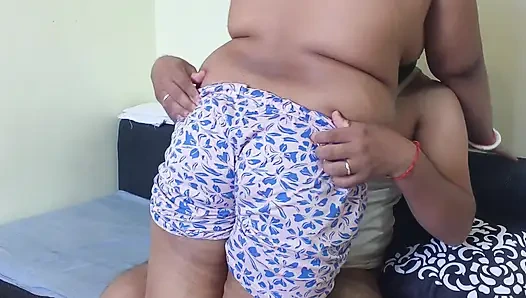 Desi makan malkin sert seks için yaramaz genç hizmetçisini baştan çıkarıyor