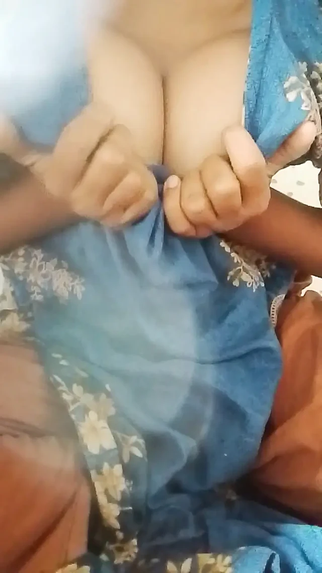Yalnız kız eğlenmek için ateşli oğlanı sikiyor