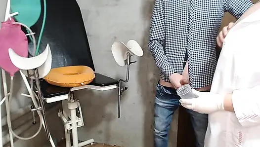 Büyük memeli bir hemşire bir hastanın boşalmasına izin veriyor