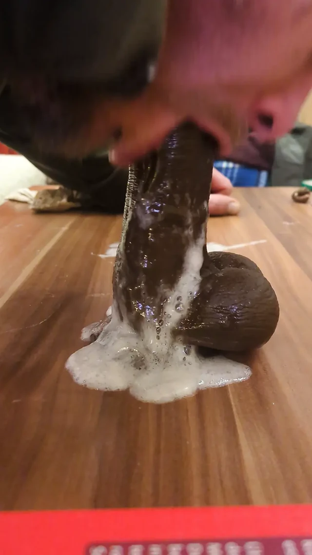 Erken dildo gırtlağına kadar alma videomdan biri