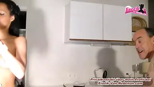 Deutsche Ebony teen fickt alten Opa