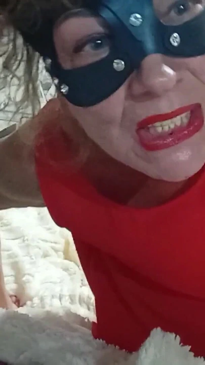 Orta yaşlı seksi kadın ayakkabıyla kendini sikiyor | Klip 2