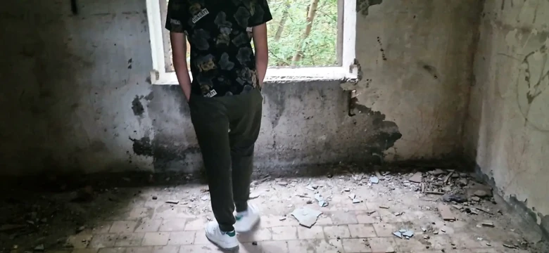 Terk edilmiş bir fabrikada genç bir sikici babasıyla tanıştı ve gelene kadar deliklerini sert sikti