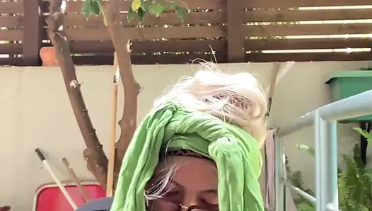 Sabah açık havada sigara içme ayini - iri güzel Brezilyalı orta yaşlı seksi kadın tanrıça