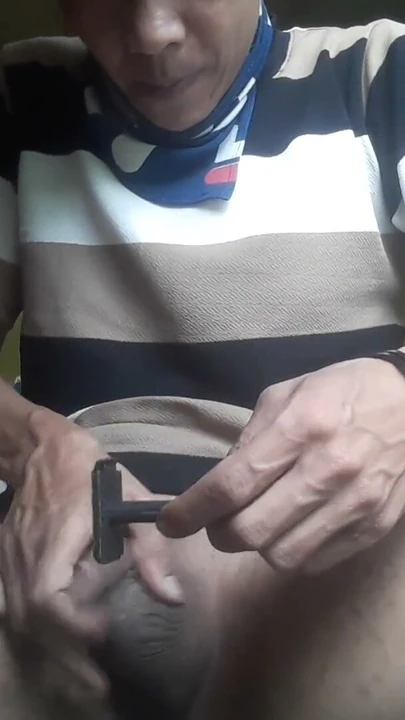 Girişin sabit kalması için penisi tıraş ediyor, tanrıça | Klip 2