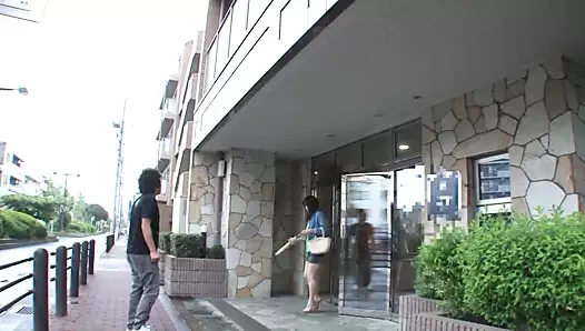 Kırmızı seksi bayan köpek gibi davranıyor ve herkesi sikiyor