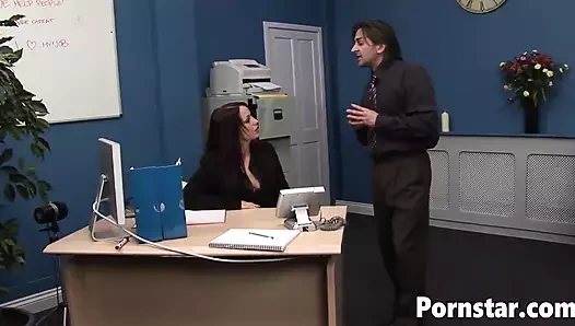 Çok güzel esmer Sasha Rose bacaklarını geniş açıyor