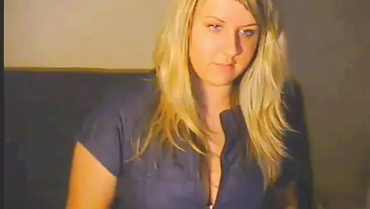 Sütyenini çıkarıyor