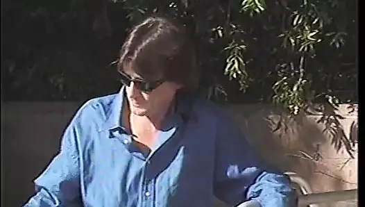 Randy sürtük arka bahçede amını siktiriyor ve sonra yüzünü döllatıyor