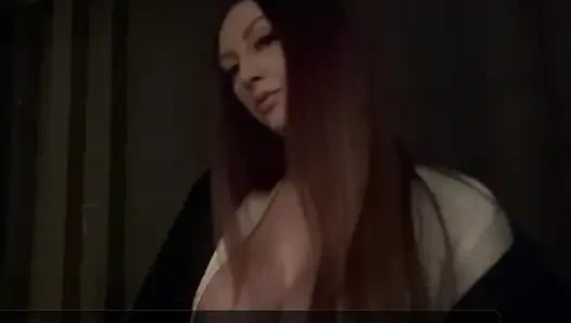 Geceleri sigara içiyor ve büyük göğüslerimi gösteriyorum