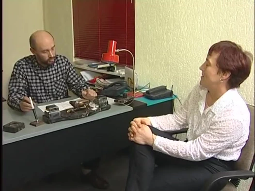 Yaşlı sürtük büyük bir yarağı emiyor ve sonra ofiste sert biniyor