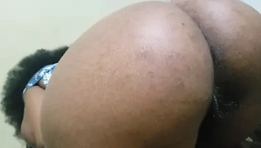 Duşta büyük götlü amatör bakış açısı, kalın kıvrımlarla dolu baştan çıkarıcı bir yetişkin fantezisi yaratıyor