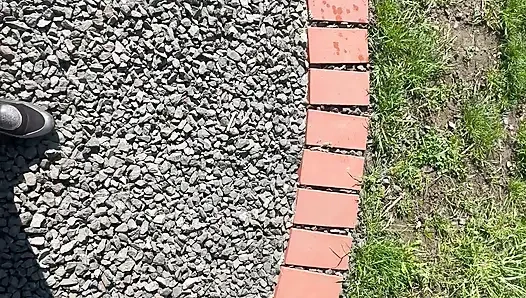 Seksi ateşli üvey anne azgın ve parktaki bankta kendini okşuyor